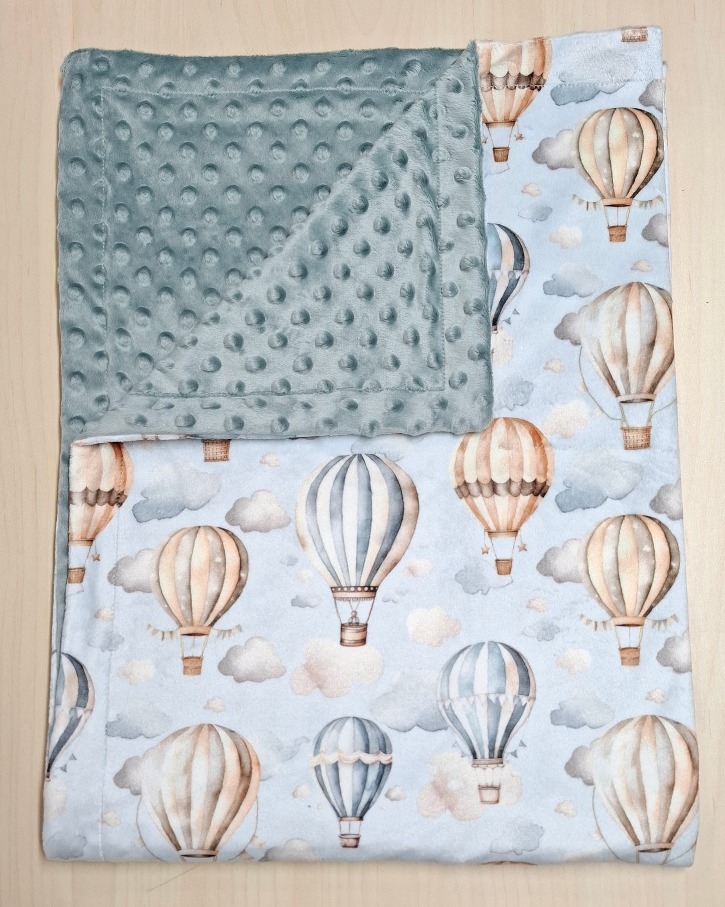 Couverture Montgolfières dans les nuages bleu