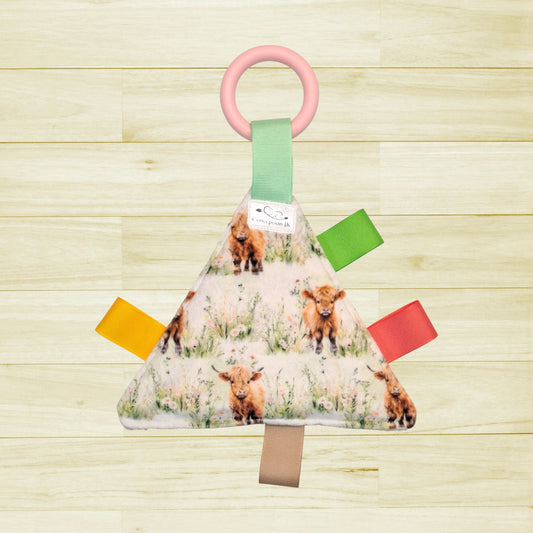 Triangle craquant Vache highland dans les champs