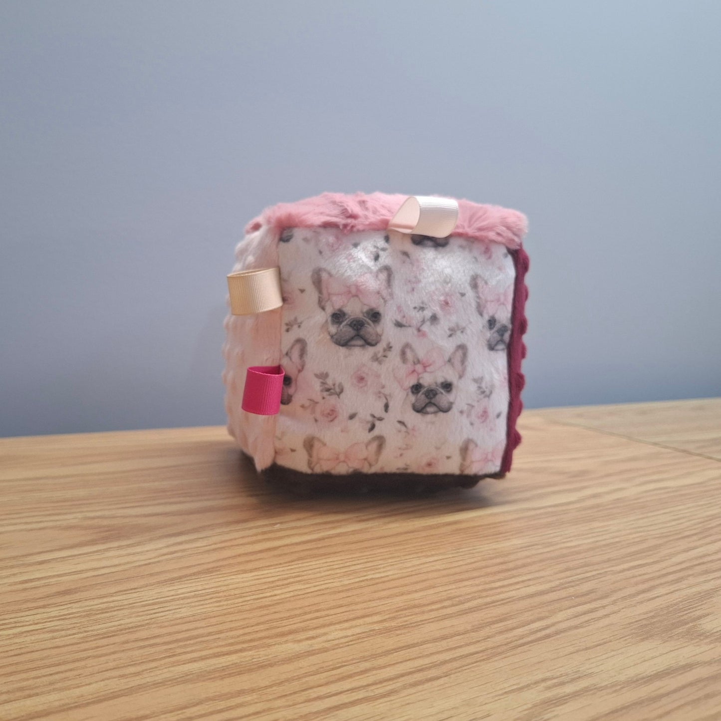 Cube Bulldog rose à boucles