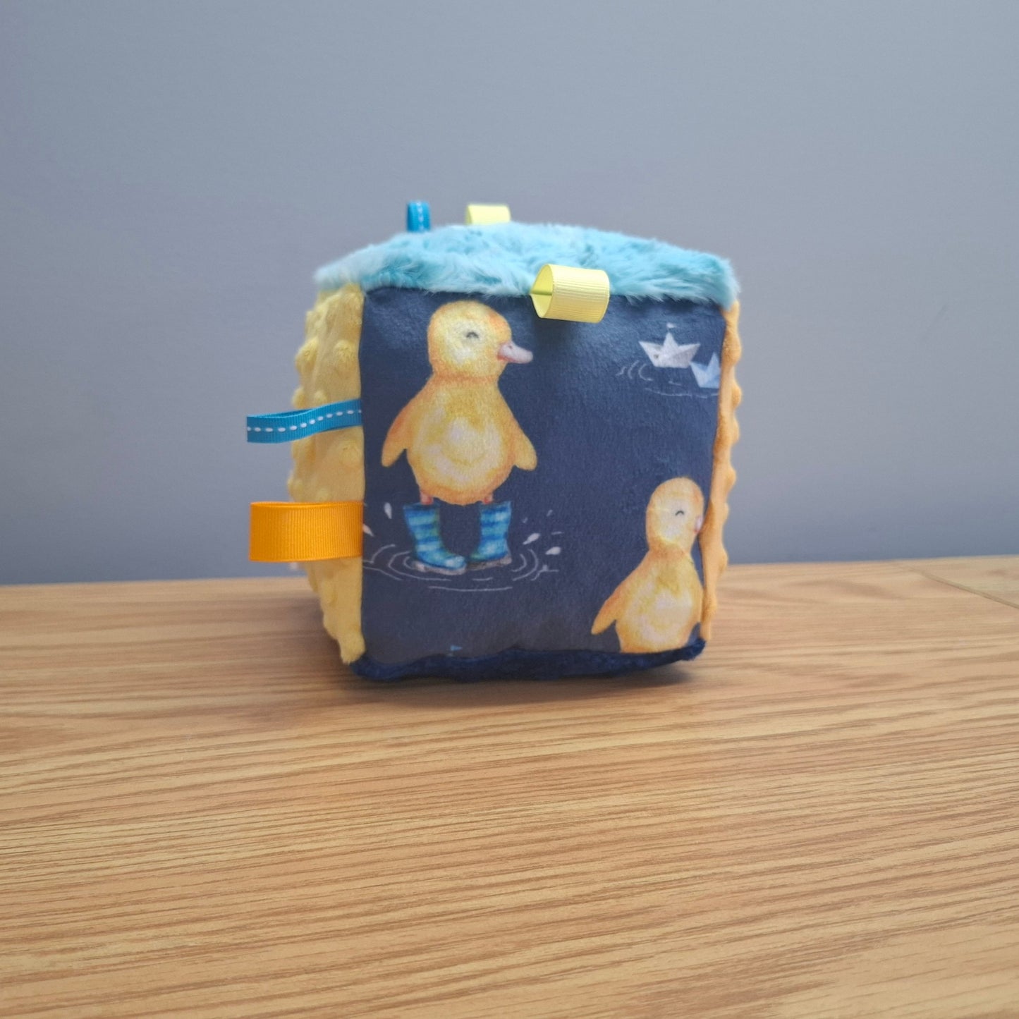 Cube Caneton sous la pluie