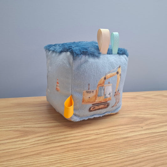 Cube Camion et tracteur en chantier de construction