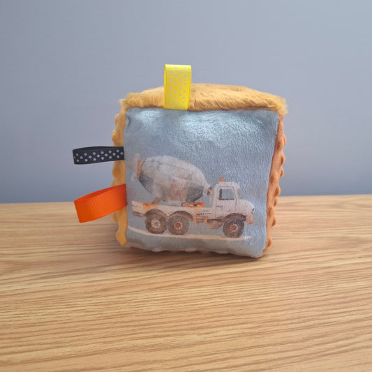 Cube Camion et tracteur en chantier de construction