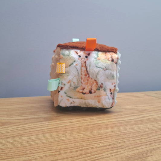 Cube La girafe au repos