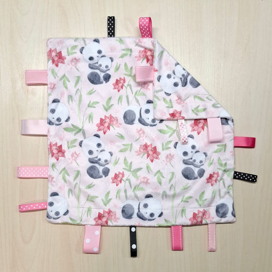 Grande Panda dans les fleurs