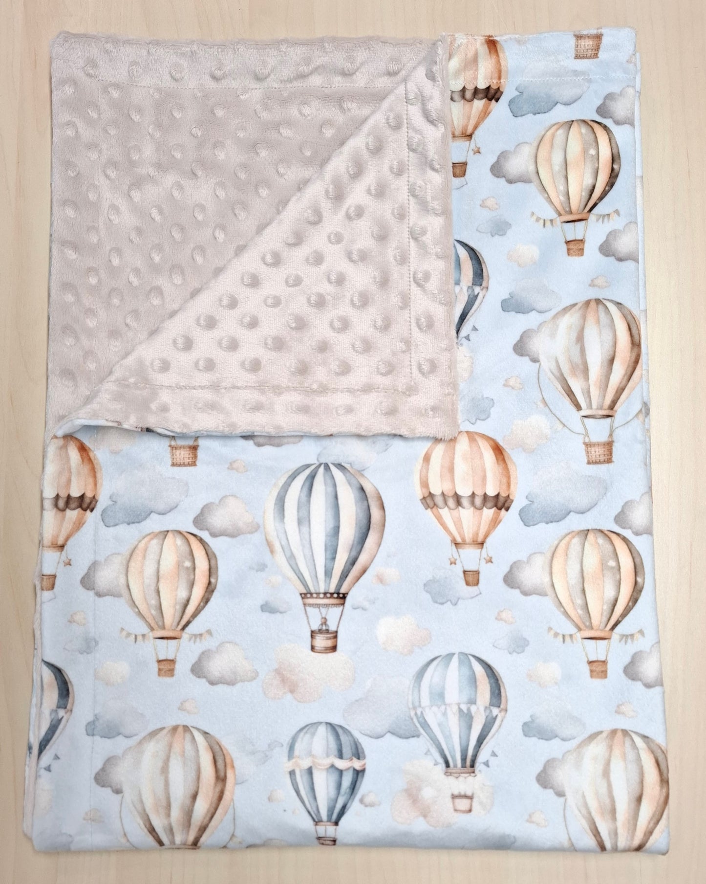 Couverture Montgolfières dans les nuages bleu