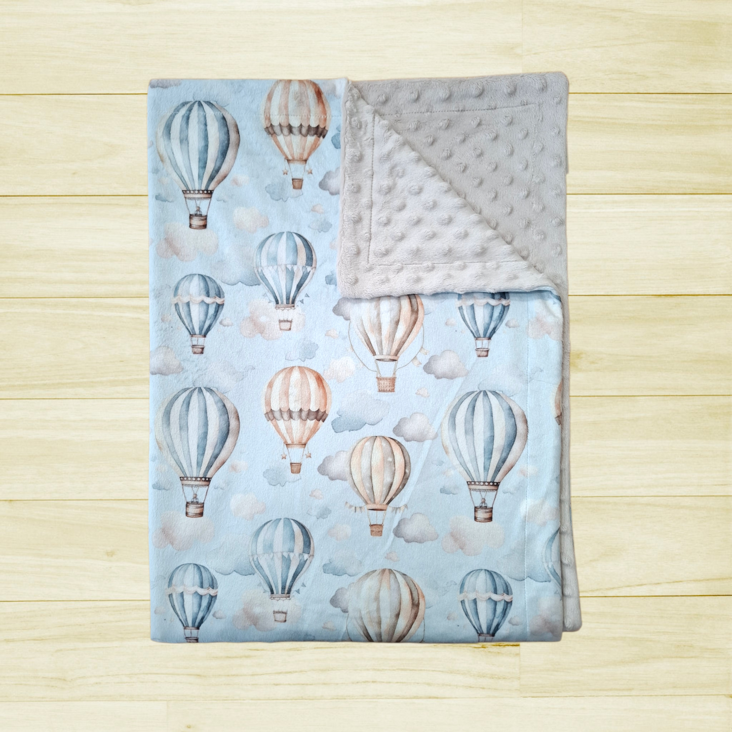 Couverture Montgolfières dans les nuages bleu