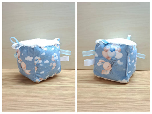 Cube Lapin ballon en coeur bleu